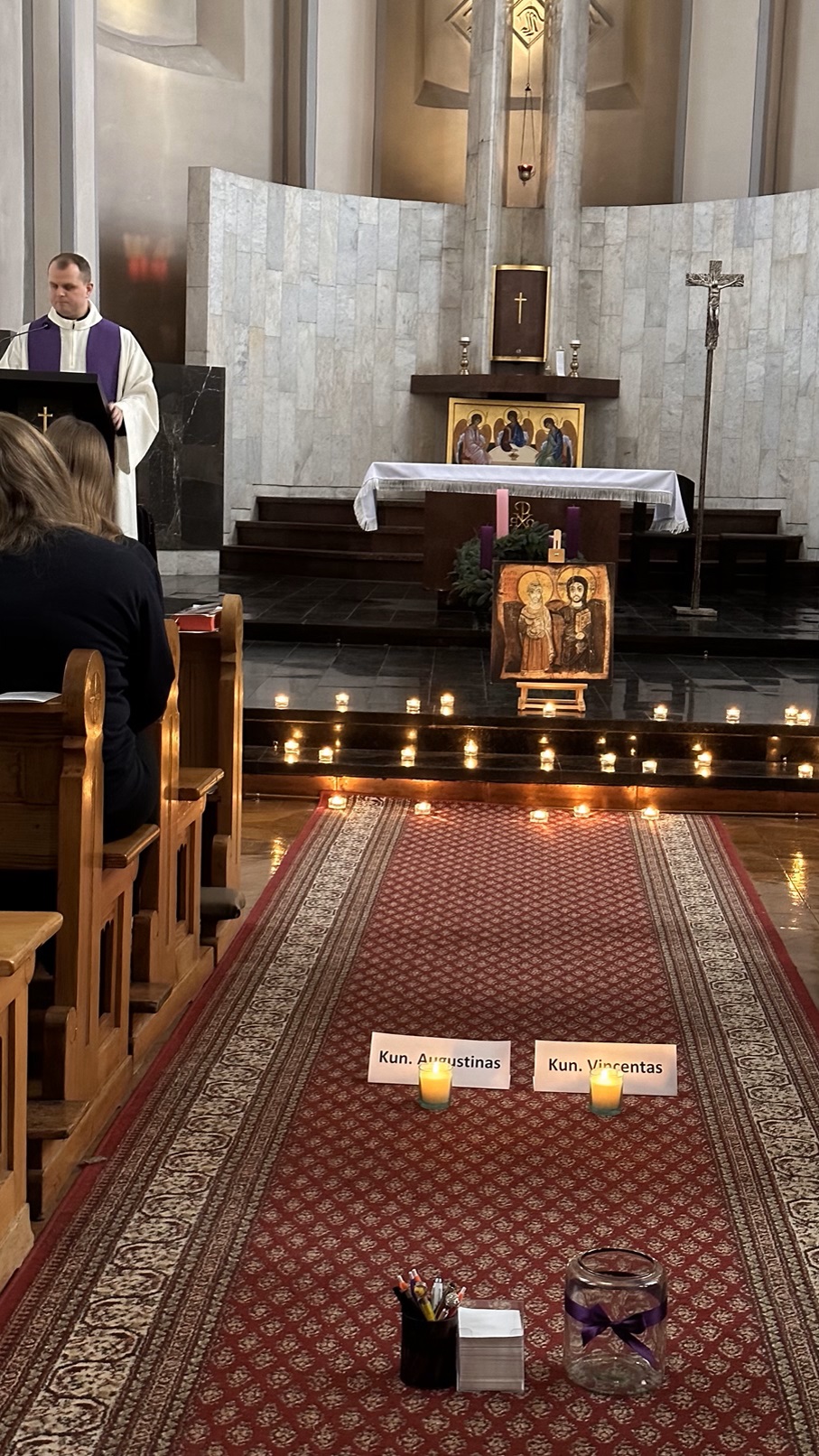 Gruodžio 6 d. keturiasdešimt 7-8; I-III gimnazijos klasių mokinių vyko į Kauno kunigų seminariją švęsti Susitaikymo pamaldas
