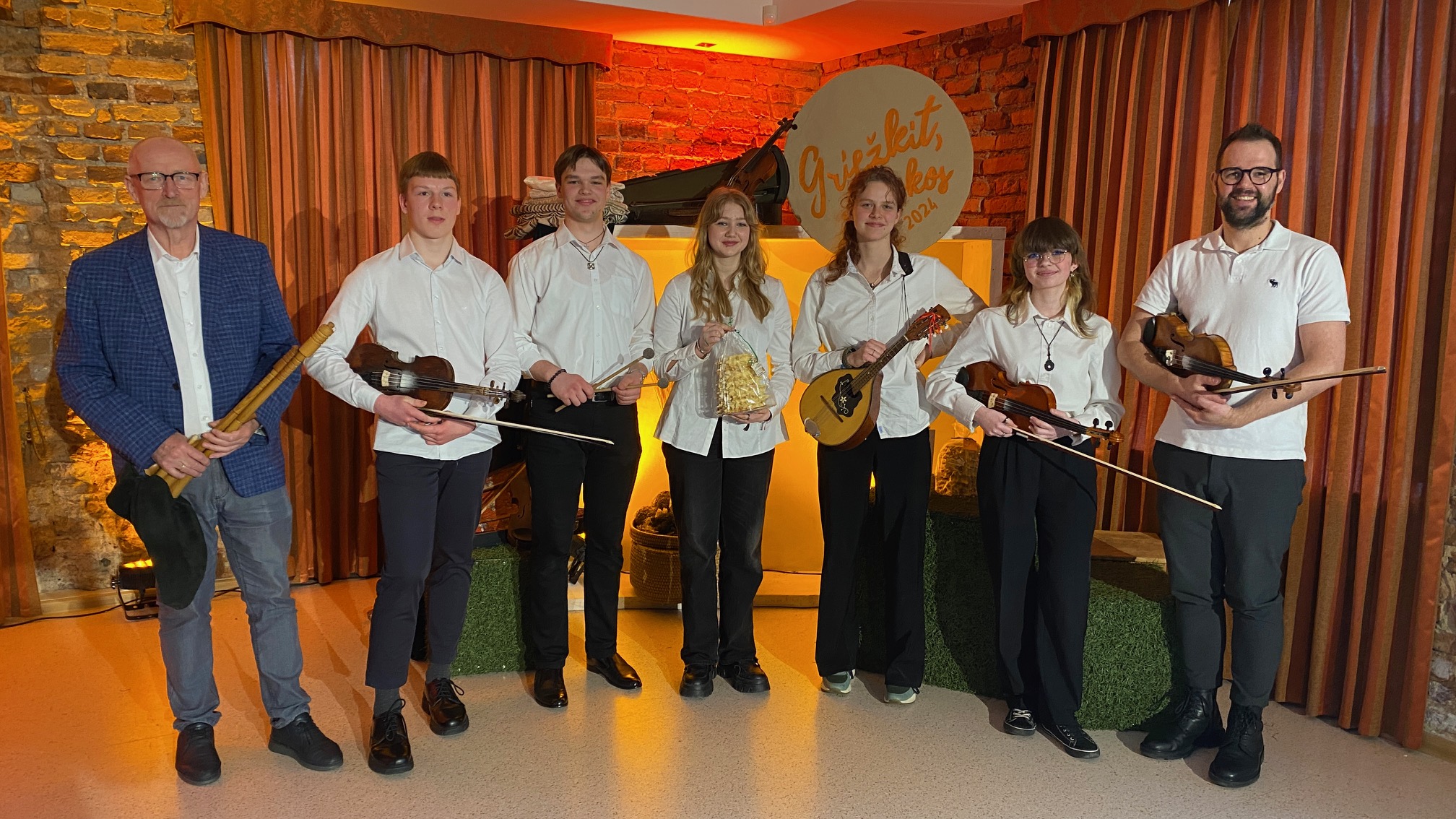 Balandžio 19 d. mūsų gimnazijos folkloro ansamblio Gilė instrumentinė grupė dalyvavo respublikiniame tradicinio smuikavimo konkurse “Griežkit skripkos”