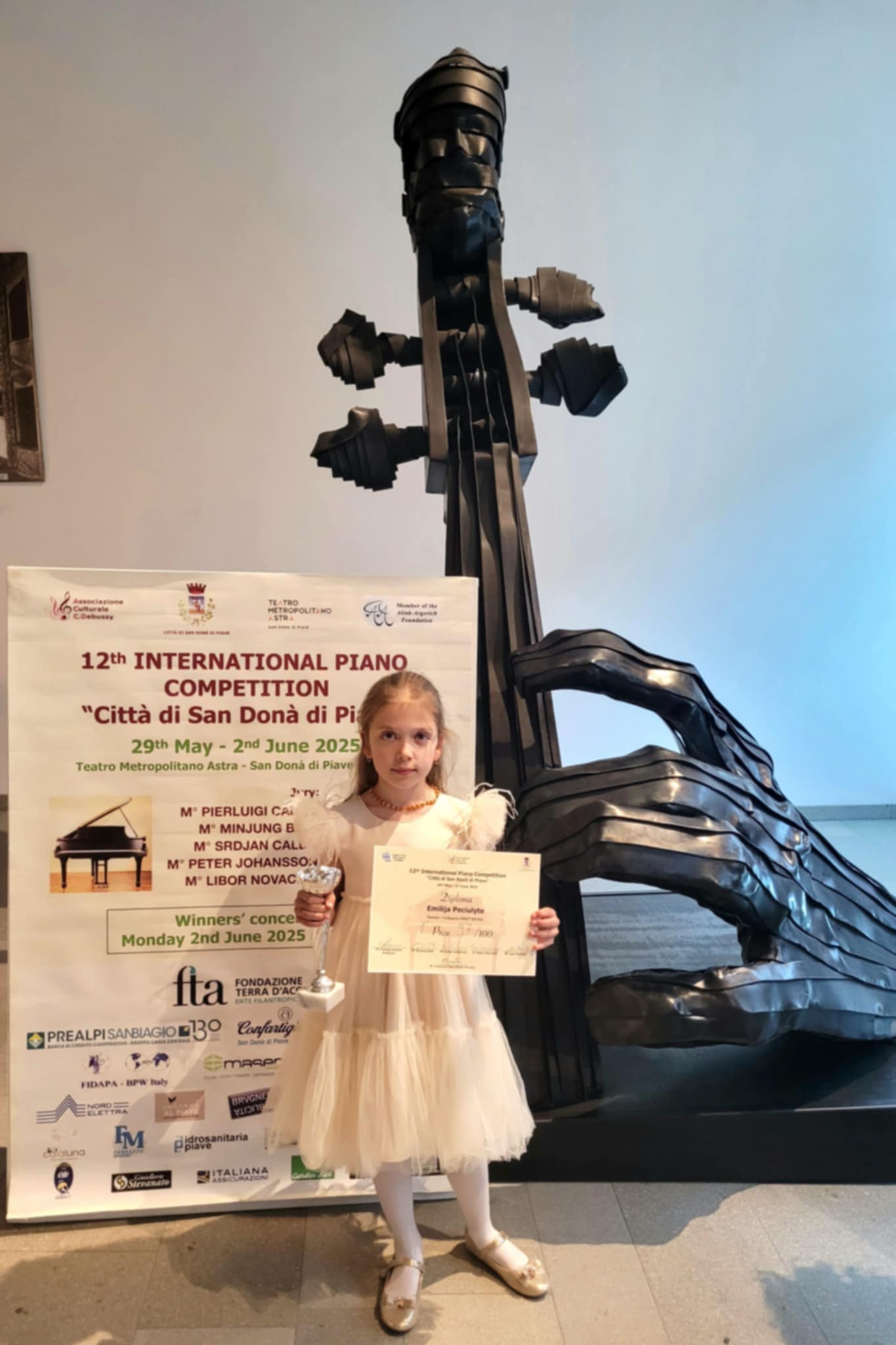 2c klasės mokinė Emilija Pečiulytė  dalyvavo online tarptautiniame muzikos konkurse “Wings of music”
