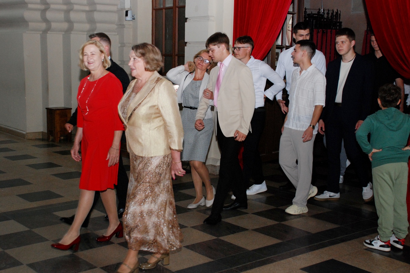 12-osios laidos atestatų įteikimo šventė