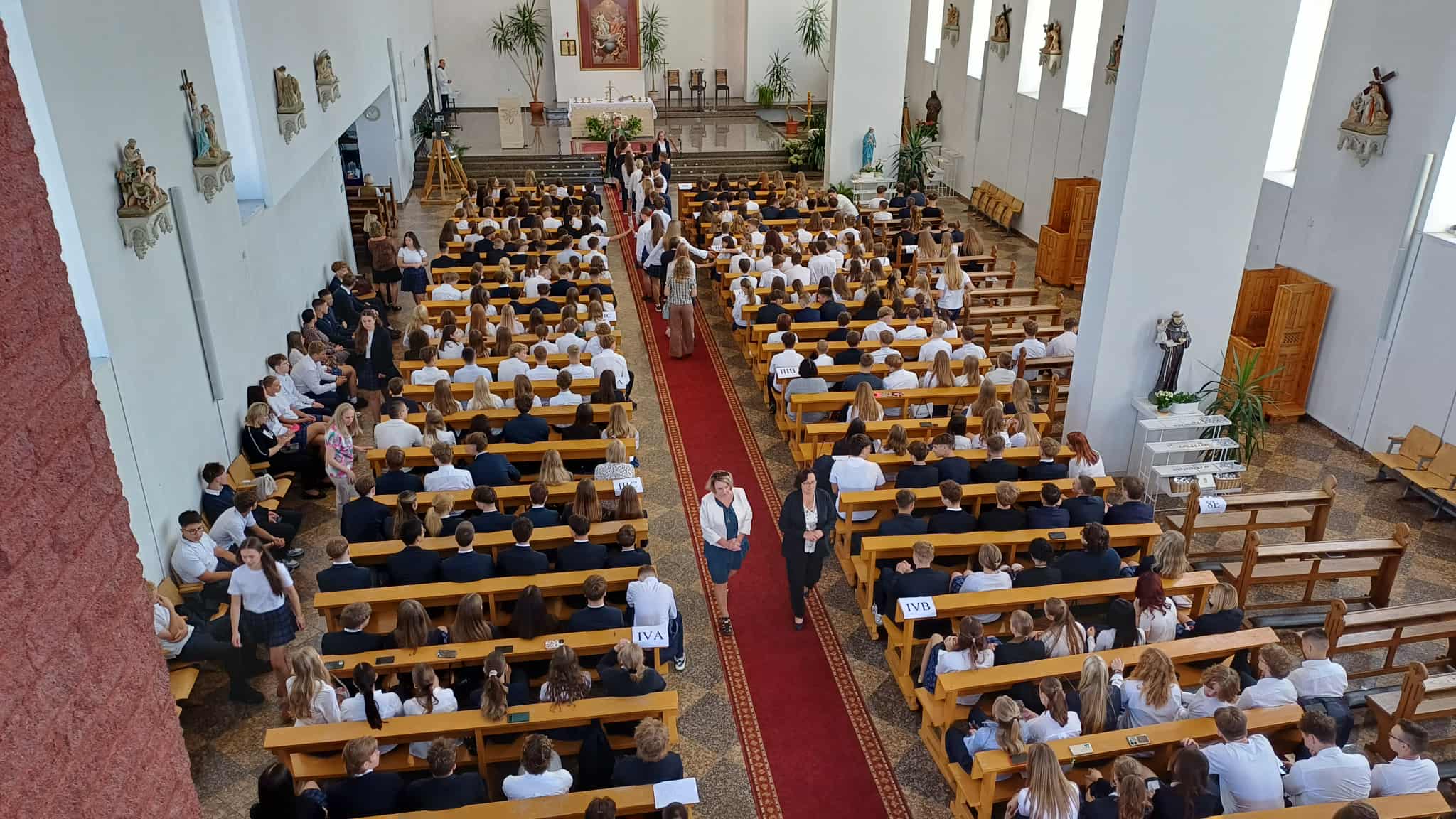 Mokslo metus pradedame su šv. Mišiomis Kauno šv. Jono Pauliaus II parapijos koplyčioje ir Šilainių Šventosios Dvasios bažnyčioje