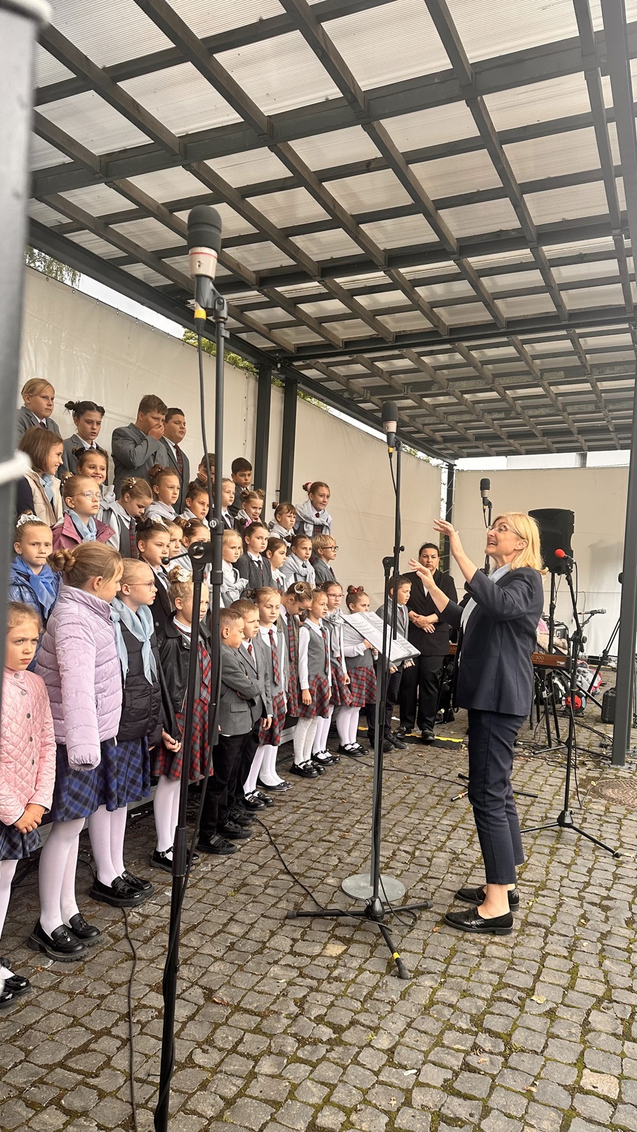 Šiandien mūsų gimnazijos bendruomenė dalyvavo Šiluvos atlaiduose. 10 val. šv. Mišiose giedojo pradinių klasių choras, vadovaujamas Ingridos Tarvydienės