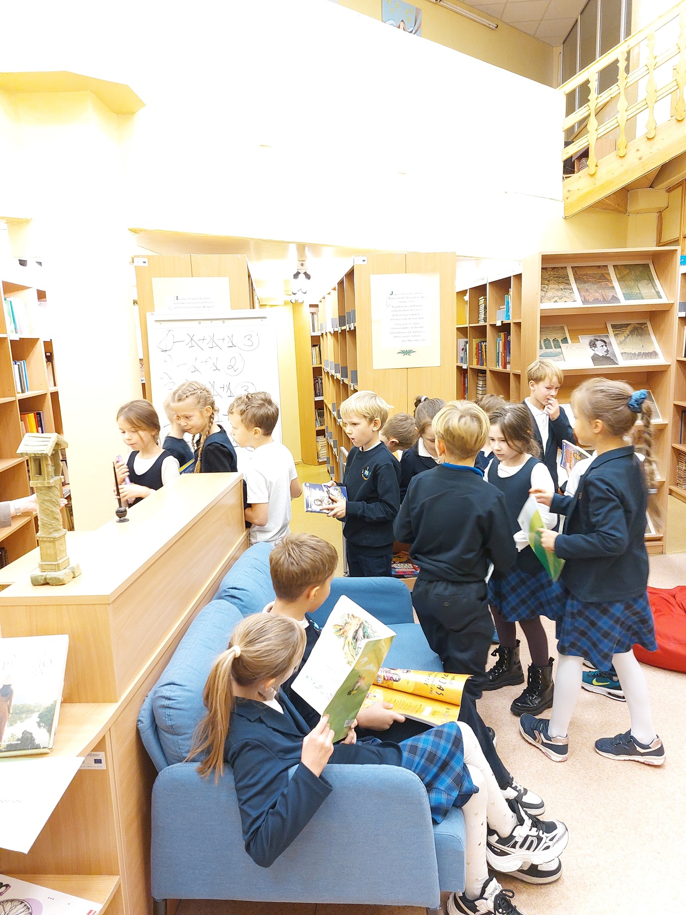 1a klasės mokiniai spalio 9 dieną pirmą kartą lankėsi gimnazijos bibliotekoje