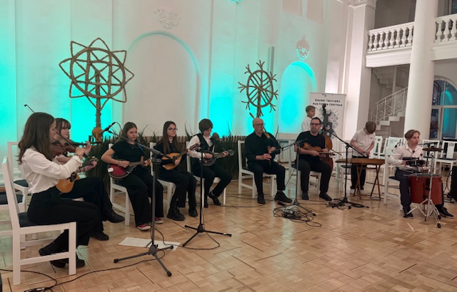 Spalio 11 dieną mūsų gimnazijos folkloro ansamblio „Gilė“ kapela dalyvavo tarptautiniame vaikų ir jaunimo folkloro festivalyje „Baltų raštai 2025“