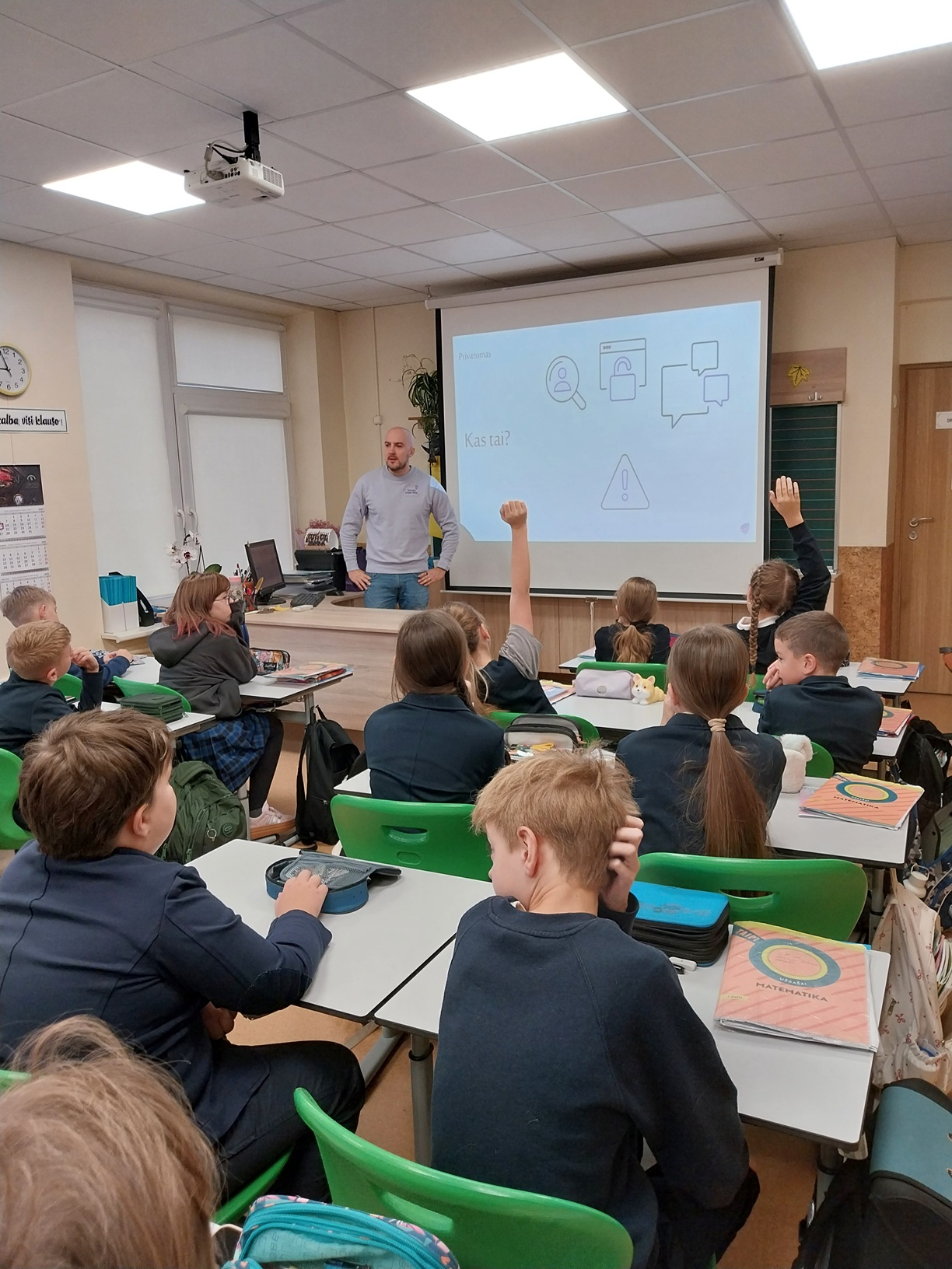 Spalio 14 d. 4c klasės mokinius aplankė Telia ambasadorius Kornelijus su edukacija ,,Augu internete“