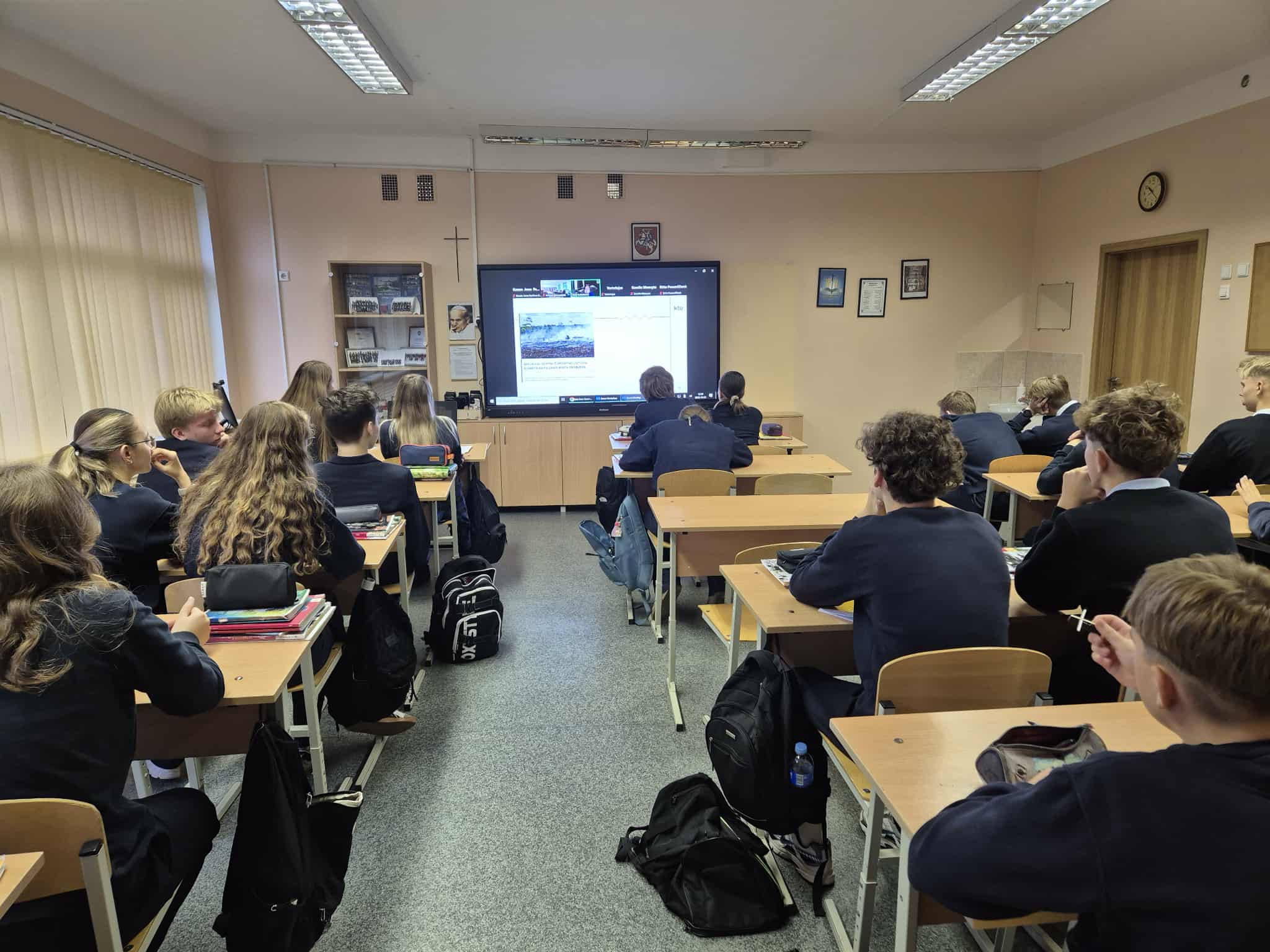 Spalio 23d.  IA klasės gimnazistai prisijungė prie Kauno technologijos universiteto Socialinių, humanitarinių mokslų ir menų fakulteto organizuotos atviros pamokos „Ekologija, klimato kaita ir visuomenė: ar darome pakankamai dėl Žemės?“