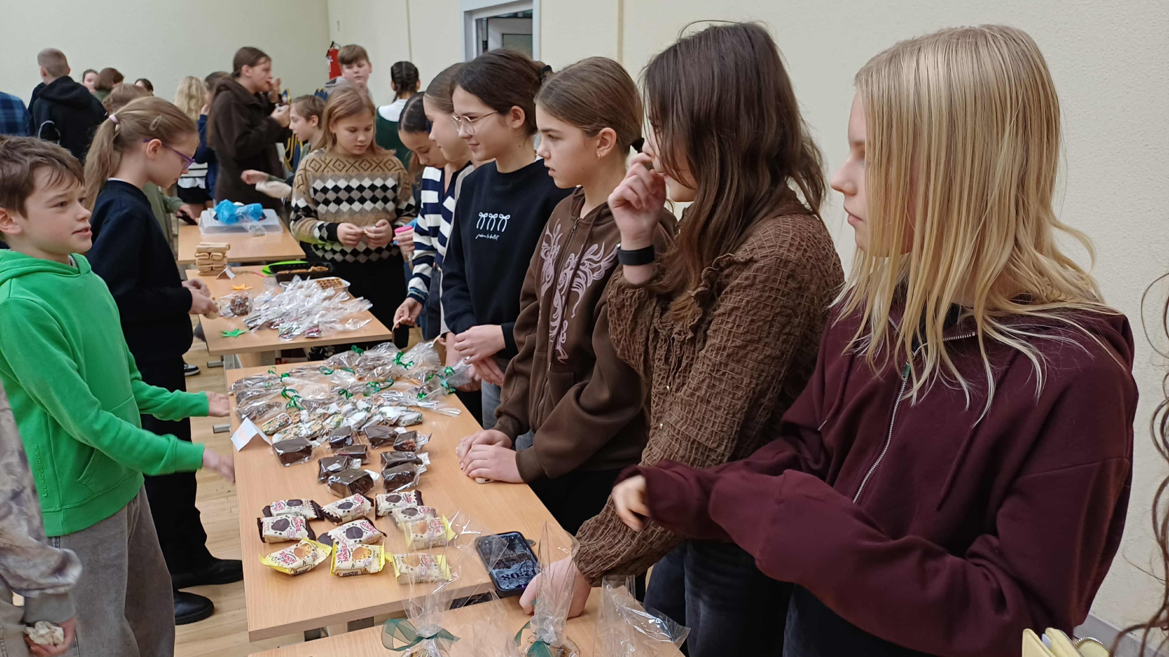 Lapkričio 28 d. Kauno Jono Pauliaus II gimnazijoje minėjome Pyragų dieną, kuri vėl tapo gražia bendruomenės švente – kepti skanėstai, gera nuotaika, linksma muzika ir noras dalintis sukūrė jaukią ir šiltą atmosferą