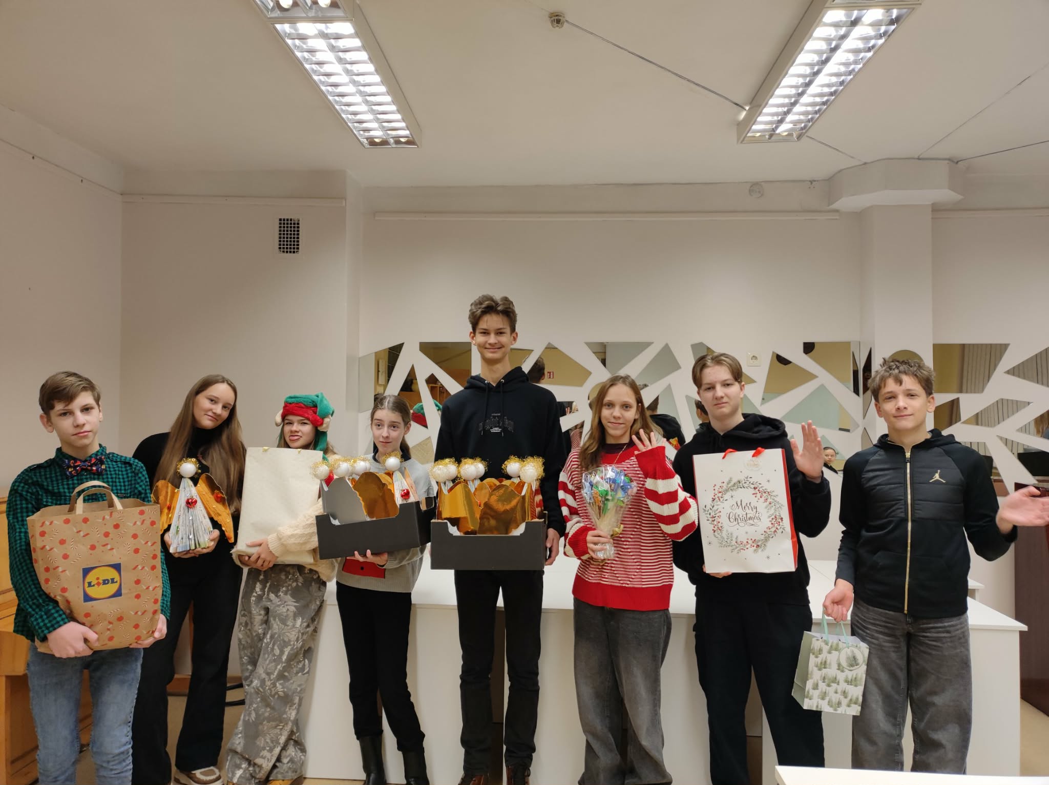 Artėjant šv. Kalėdoms, mūsų gimnazijos mokiniai (6f,7b,8e, III b) su dideliu nuoširdumu įsitraukė į Viešosios įstaigos Ramučių globos namų kalėdinį projektą - socialinę iniciatyvą ,,Švelnumo žingsniai į Kalėdas