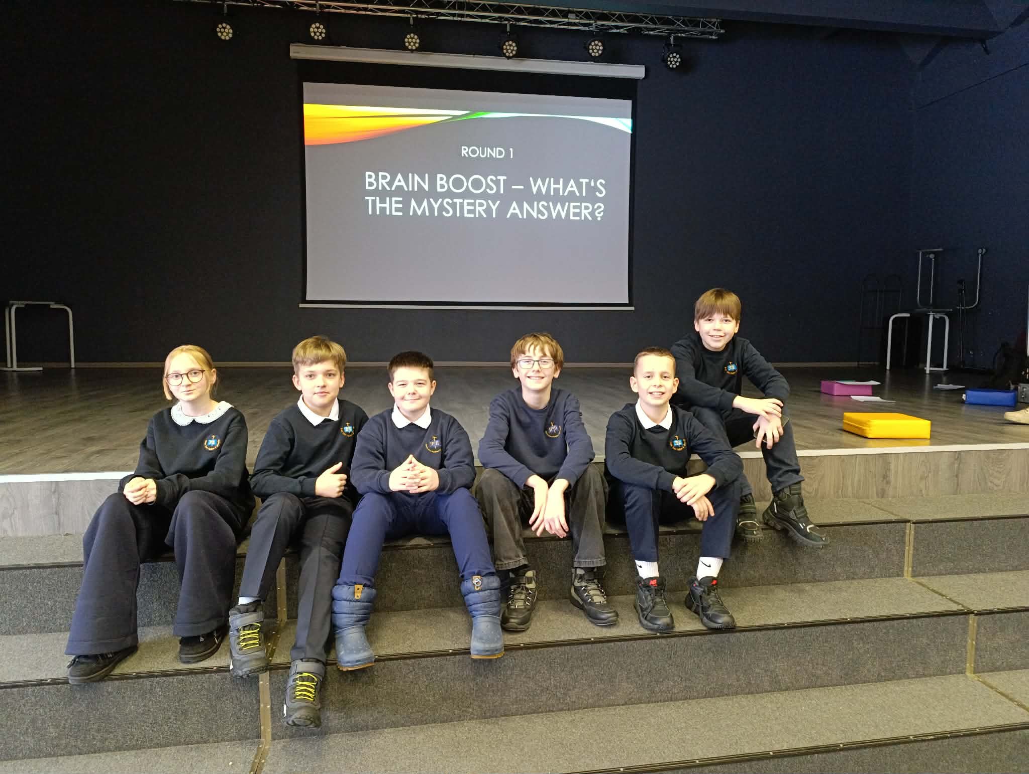 Vasario 25d. Vilniaus Žemynos progimnazijoje vyko nuotaikingas respublikinis 5 klasių mokinių anglų k. konkursas „Smarter Than Einstein?“ 