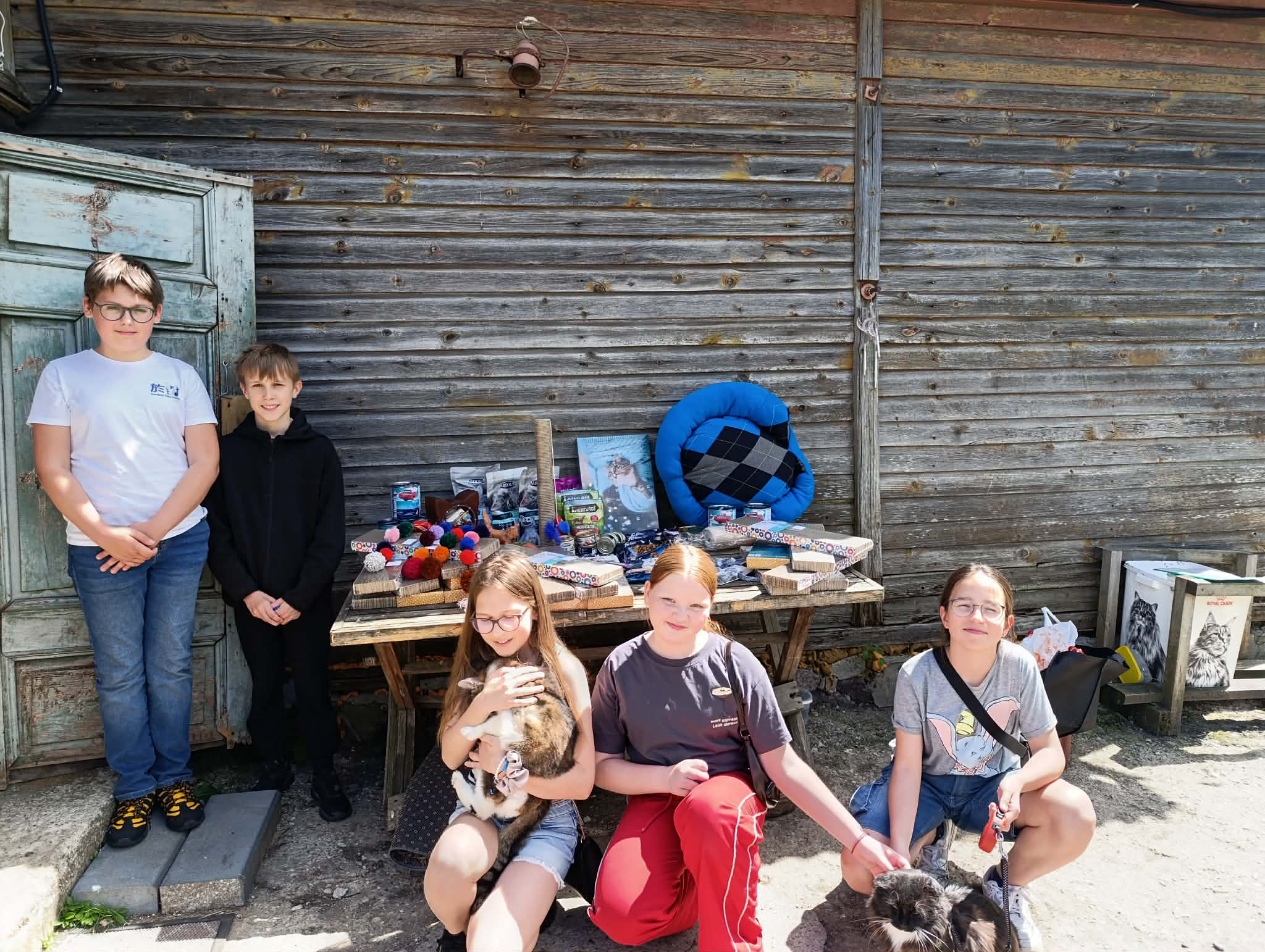 Mokiniai lankėsi gyvūnų prieglaudoje „Mylėkime kates“ Jonavoje